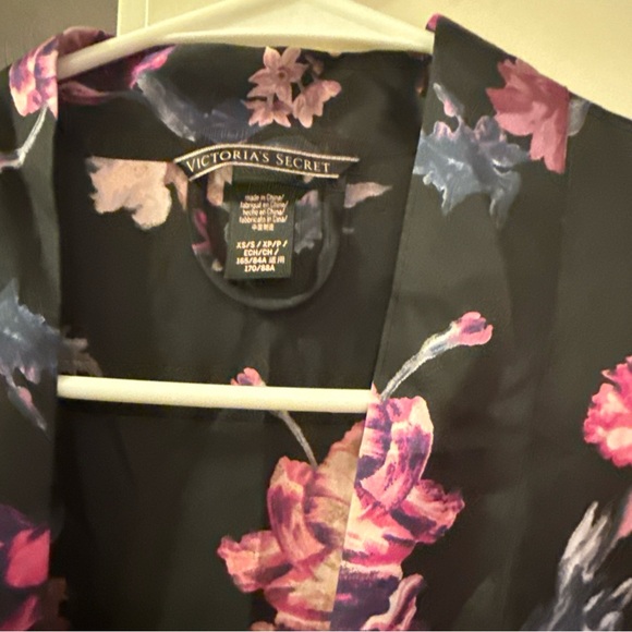 Valentines Victoria’s Secret silk feminine dainty robe - Picture 4 of 4